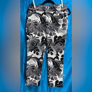 Chico size 0 Women’s Black & White Tropical Leaf Pullon Ankle pants (size 4)